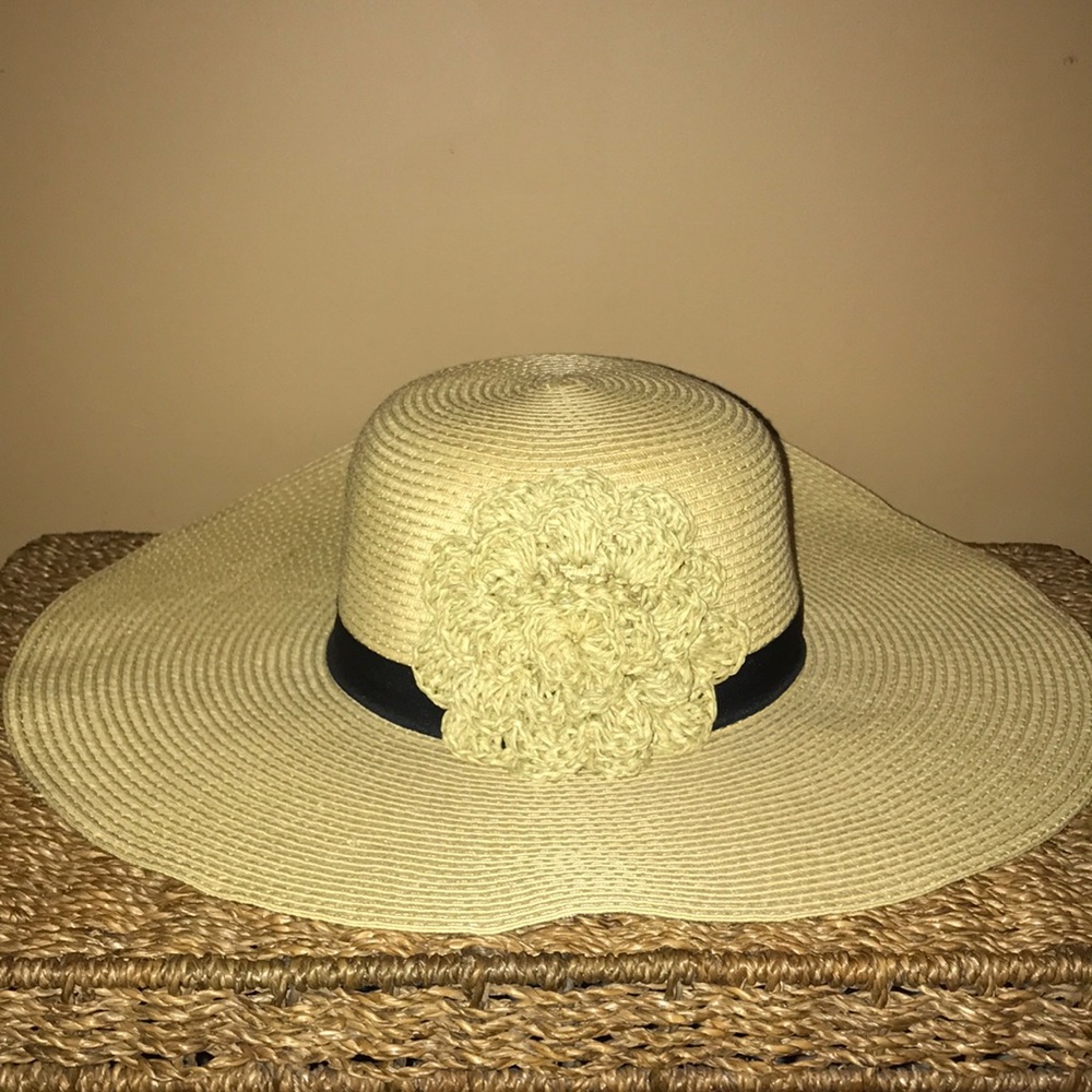 Straw hat with Flower embellishment